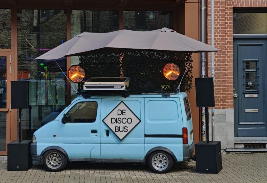 De Discobus — lichtblauwe DJ-bus met parasol en discolampen